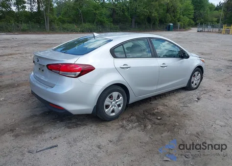 2017 Kia Forte Lx z USA, uszkodzony, nr VIN 3KPFL4A76HE112681